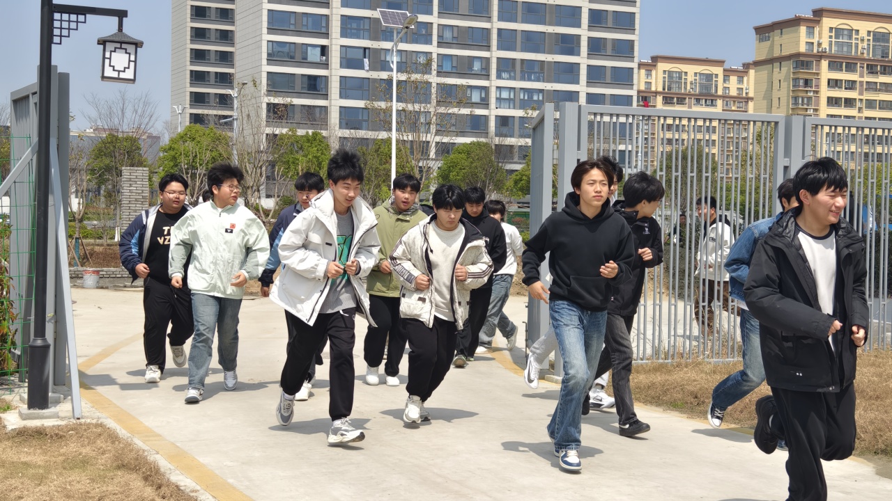 安全“练”起来,青春更精彩——峻华中职开展第二次消防疏散演练(图8)